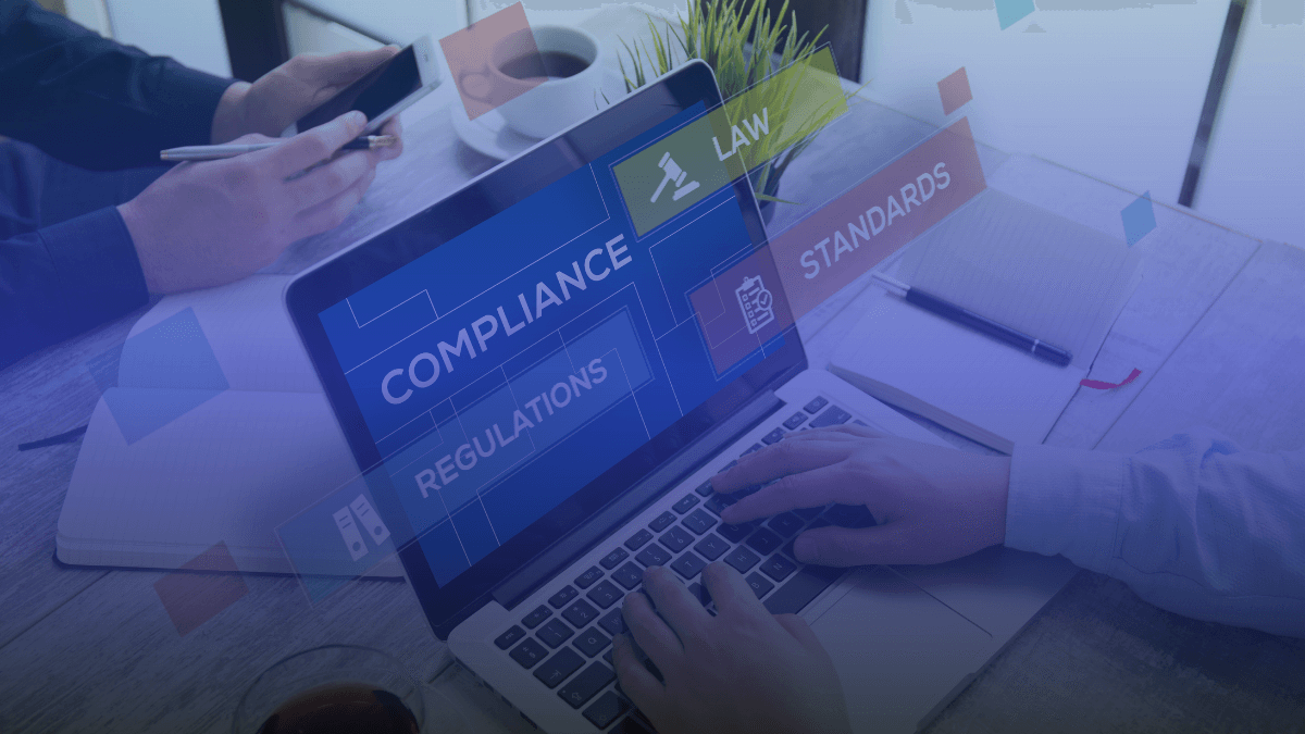 Computadora con panel de “Compliance, Law, Regulations, Standards”; trabajo operativo de cumplimiento aduanero.